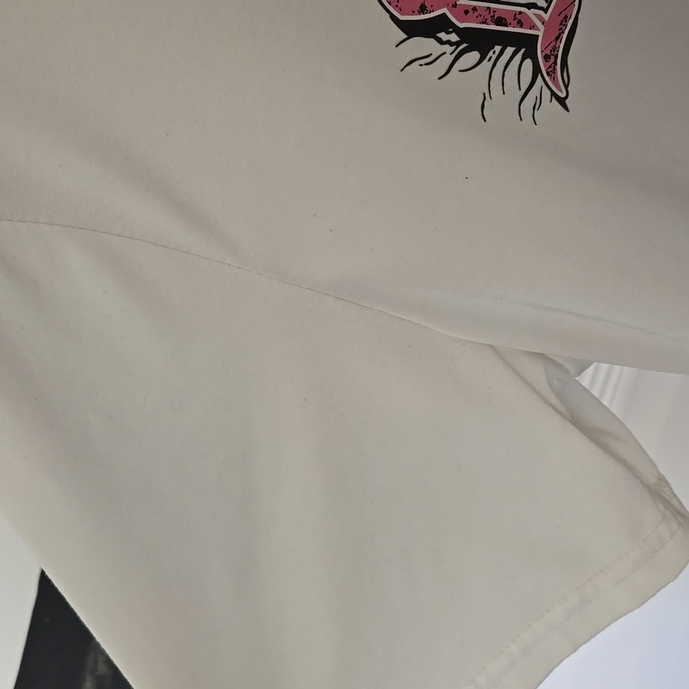 ROMWE White Graphic T-Shirt with Pink and Black Design - Picture 2 of 10
